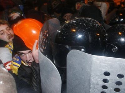 Киев: милиция провела зачистку баррикад в центре города - В Мире