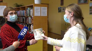 Анастасия Ковалева подарила городской библиотеке свою книгу «Черты искусства» (видео)