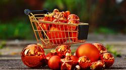 На прилавках уже сейчас полно рождественских товаров: торговцы объясняют причину