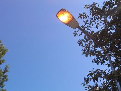 Горячая линия: Почему в дневное время горят фонари? - В Висагинасе