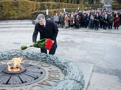 Порошенко не стал делать публичных заявлений в День освобождения Украины от фашизма - В Мире