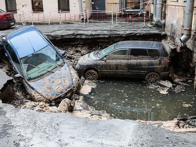 При прорыве трубы с горячей водой в центре Петербурга погибли два человека - Происшествия и криминал