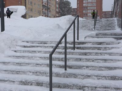 На лестницах аллеи Седулинос установлены перила (видео) - В Висагинасе