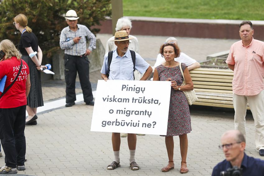 „Nacionalinis susivienijimas“ mitinguoja prie Seimo: neįsileiskime nė vieno nelegalaus migranto