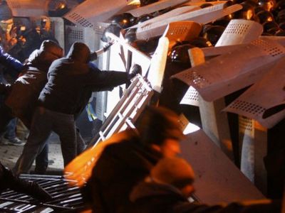 Евромайдан в Киеве: трактор и люди в доспехах против милиции - В Мире