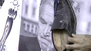 В США открылся аттракцион – за 1 доллар можно бросить ботинок с краской в портрет Буша
