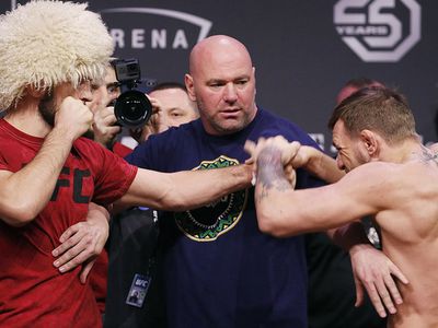 Макгрегор хотел ударить Нурмагомедова на торжественной церемонии взвешивания в Лас-Вегасе - В Мире