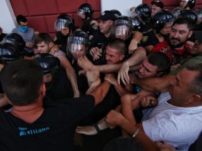 Возле мэрии Одессы побоище из-за пожара в детском лагере - В Мире