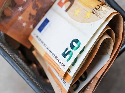 Сейм одобрил увеличение со следующего года универсальных детских денег - Литва и страны Балтии