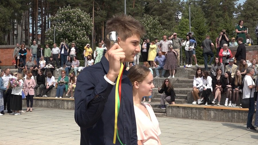 Последний звонок – день радости, волнения, надежд и легкой грусти (видео) - В Висагинасе