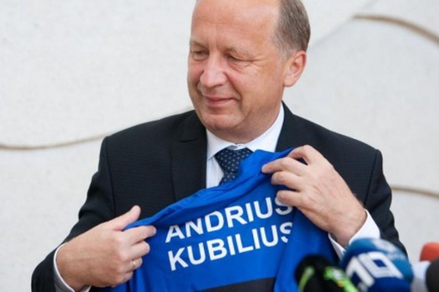  Премьер Литвы к заседанию правительства приготовил «рояль в кустах»                                                     - Литва и страны Балтии