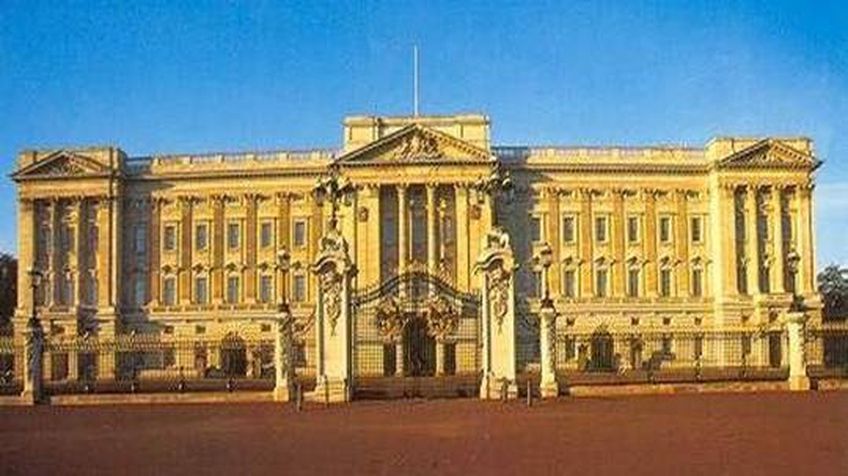 Охранники британской королевы, накачавшись наркотиками, спали во дворце и фотографировались на троне
