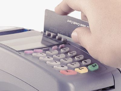 При расчете кредитными или дебетными карточками новые правила - В Мире