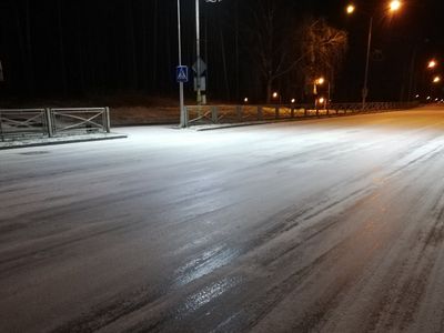 ВНИМАНИЕ!  На городских дорогах гололед - В Висагинасе