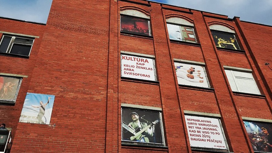 Новая выставка фотографа Е. Холодовой в окнах бывшей школы - В Висагинасе