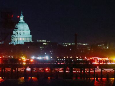 Во время столкновения пассажирского самолета с вертолетом вблизи Вашингтона погибло более 60 человек - В Мире
