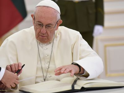 Папа расписался в президентуре в Книге для гостей - Литва и страны Балтии