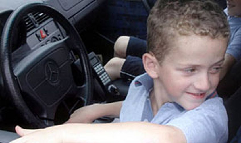 Лишенный водительских прав папа попросил 12-летнего сына сесть за руль