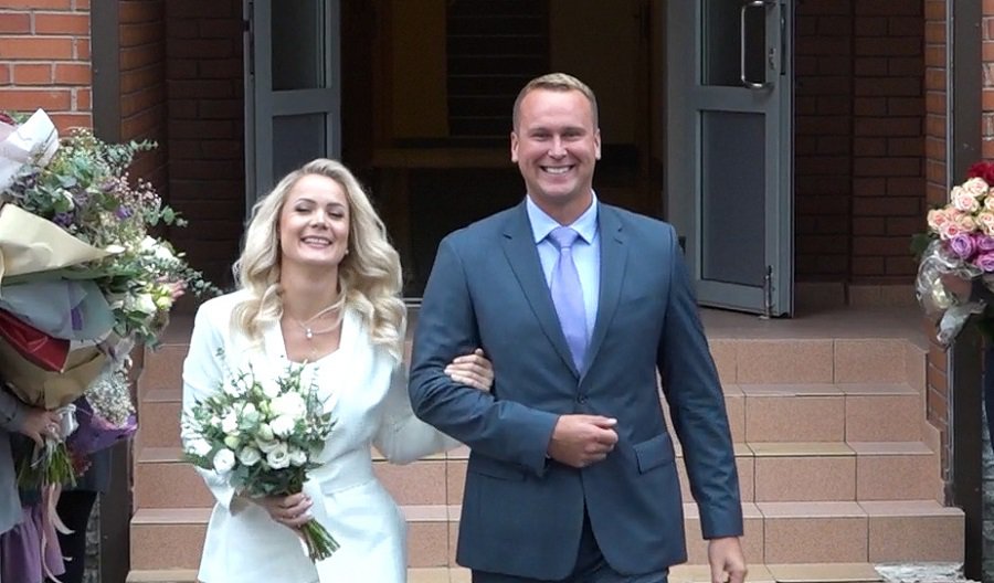 Молодая семья Шуклиных поделилась счастьем со всеми висагинцами, которые пришли на их торжество (видео) - В Висагинасе