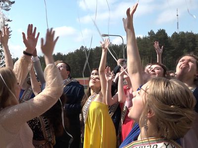 «Когда уйдем со школьного двора под звуки нестареющего вальса…» (видео) - В Висагинасе