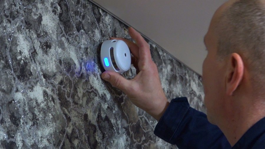 В Висагинасе в квартире человека с отсутствием слуха установлен специальный датчик дыма (видео) - В Висагинасе