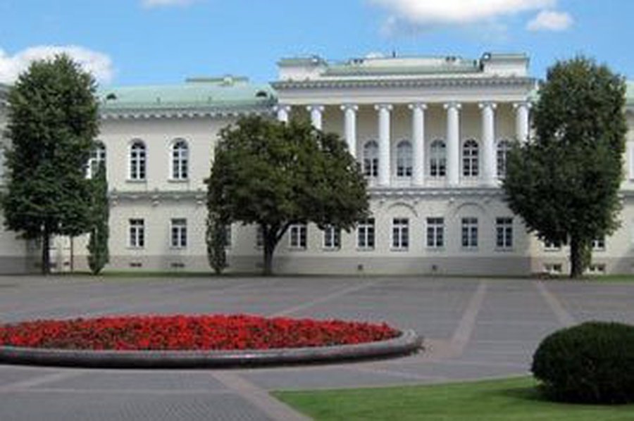 Литовцу помешали повеситься у президентского дворца - Литва и страны Балтии