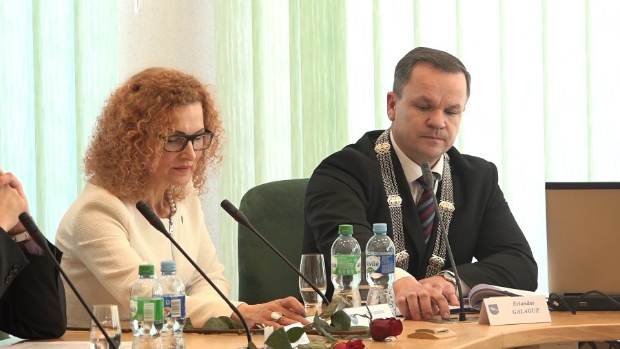 При голосовании за кандидатуру вице-мэра Совет разделился на две части. Счет - 13:12 (видео) - В Висагинасе