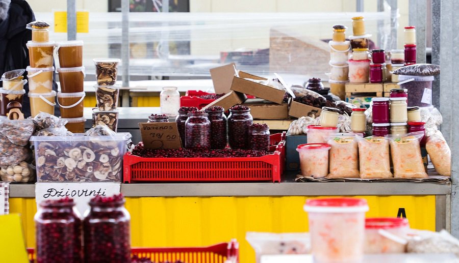 С понедельника возобновляется деятельность небольших магазинов, услуг красоты, уличная торговля - Литва и страны Балтии