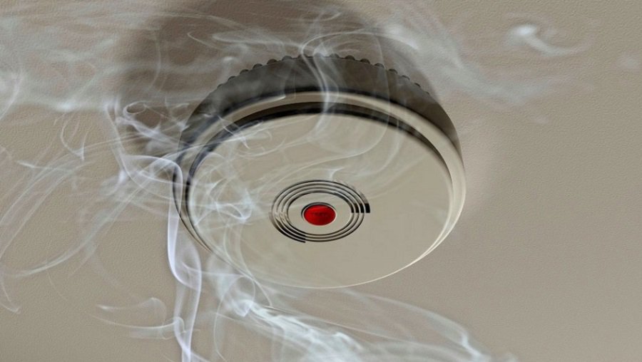 С мая жителям придется заплатить штраф за отсутствие в квартире датчика дыма - Литва и страны Балтии