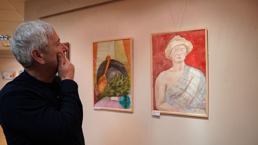 В библиотечной галерее открылась выставка о бане, созданная участниками студии “Дорогой искусства” (видео) - В Висагинасе