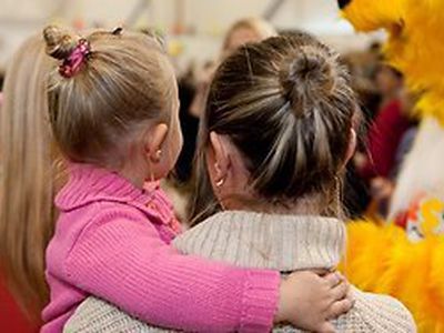 Самое большое пособие по уходу за ребенком хотят снизить на четверть  - Литва и страны Балтии