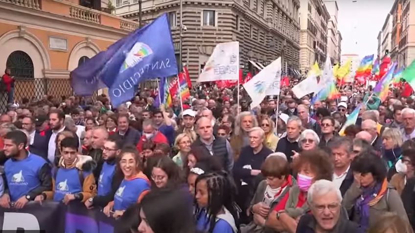 СМИ: Около 50 тысяч человек приняли участие в мирной демонстрации в центре Рима