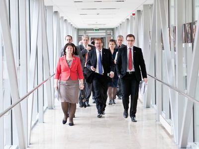 Самые богатые партии — «трудовики», консерваторы и соцдемы
                                 - Литва и страны Балтии