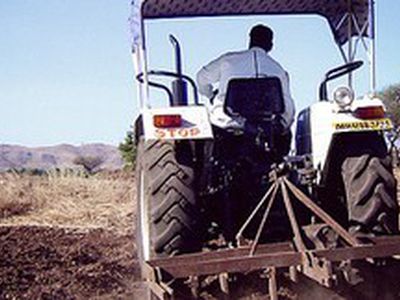 Индус 14 лет долбил гору, чтобы удобно припарковать трактор - Хобби, отдых и развлечения