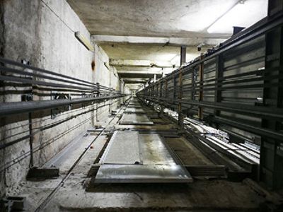 В шахту многоквартирного дома в Вильнюсе упал лифт, один мужчина погиб - Происшествия и криминал