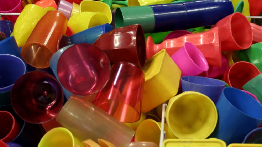 Таллинн отказывается от пластиковой посуды - Литва и страны Балтии