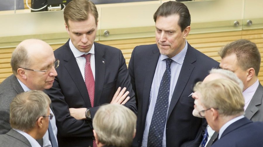 Эмоциональные споры между "крестьянами" и консерваторами становятся все более неприемлемыми для общественности - Литва и страны Балтии