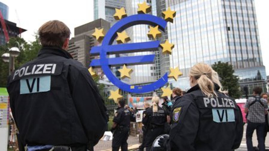 Рубини: спасение еврозоны может привести к развалу ЕС - В Мире