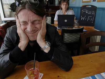 Американцы страдают от аллергии на Wi-Fi и сотовую связь                                                                 - Наука и здоровье