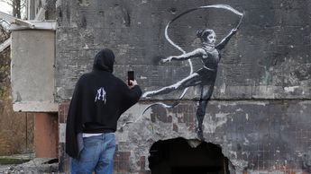 Britų menininkas Banksy patvirtino Ukrainoje nutapęs septynis grafičius