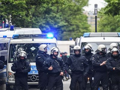 СМИ: шестеро полицейских пострадали в Берлине во время марша неонацистов - В Мире