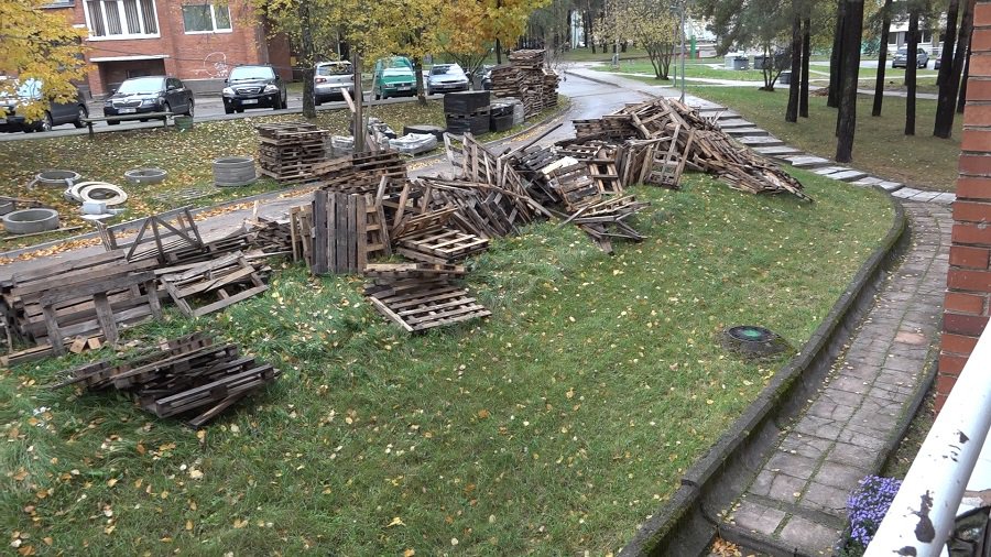 Проблему свалки поддонов возле дома по Седулинос, 11 подрядчик обещает решить в ближайшие дни (видео) - В Висагинасе