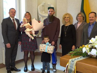 15 мая в загсе чествовали первого новорожденного ребенка (видео) - В Висагинасе