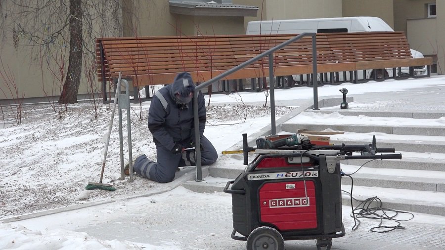 На лестницах аллеи Седулинос идет установка перил - В Висагинасе