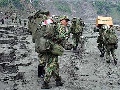 На борьбу с последствиями землетрясения брошены 100 тысяч китайских военных - В Мире