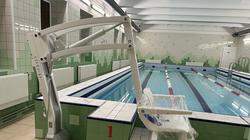 Смогут ли люди с недугом пользоваться подъемниками в бассейнах?