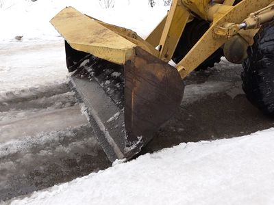 Автовладельцы и работники скорой помощи о ситуации с уборкой снега во дворах Висагинаса (видео) - В Висагинасе