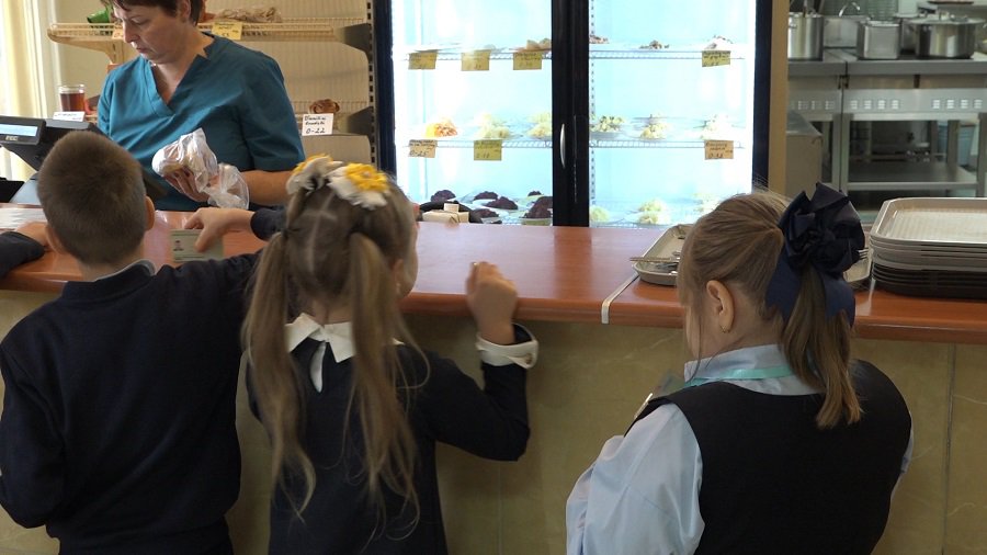 Как в Висагинасе работает система оплаты школьных обедов электронными ученическими удостоверениями (видео) - Новости регионов