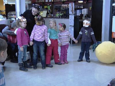 И много-много радости детишкам принесла - Реклама