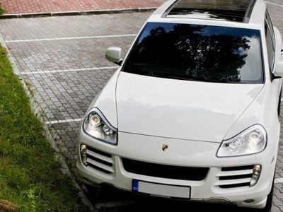Литовская реальность: работникам – минимум, себе – Porsche Cayenne
 

 - Литва и страны Балтии